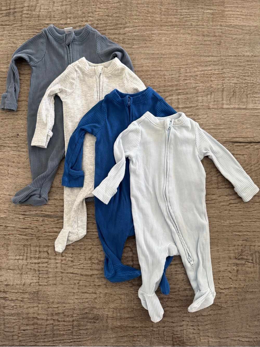 Old Navy set of 4 zipper footies sleepers size newborn gray blue cream